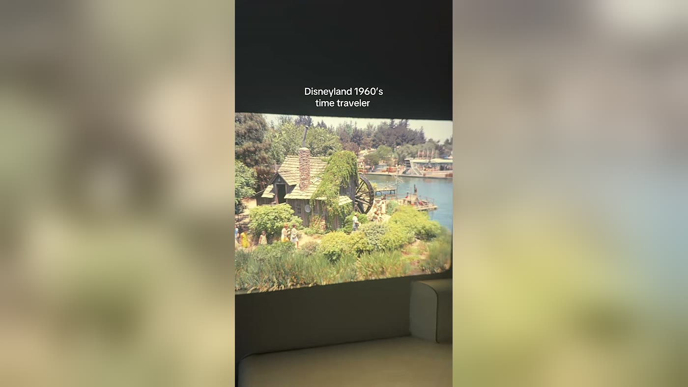 Outra foto do mesmo rolo de 1968 da Disneylândia, com o rio e o moinho de Storybook Land