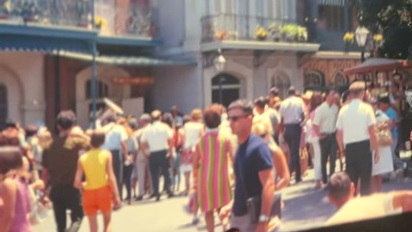 Oculos: viajante do tempo? Homem com roupas modernas numa foto da Disneylândia de 1968 que viralizou no TikTok