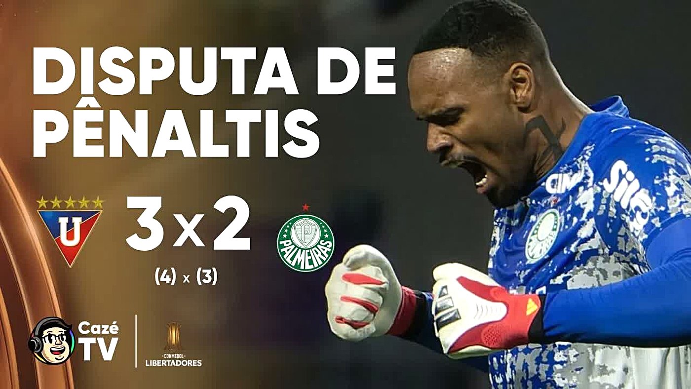 Vitor Roque caminha para cobrar o pênalti de cavadinha na disputa entre LDU e Palmeiras