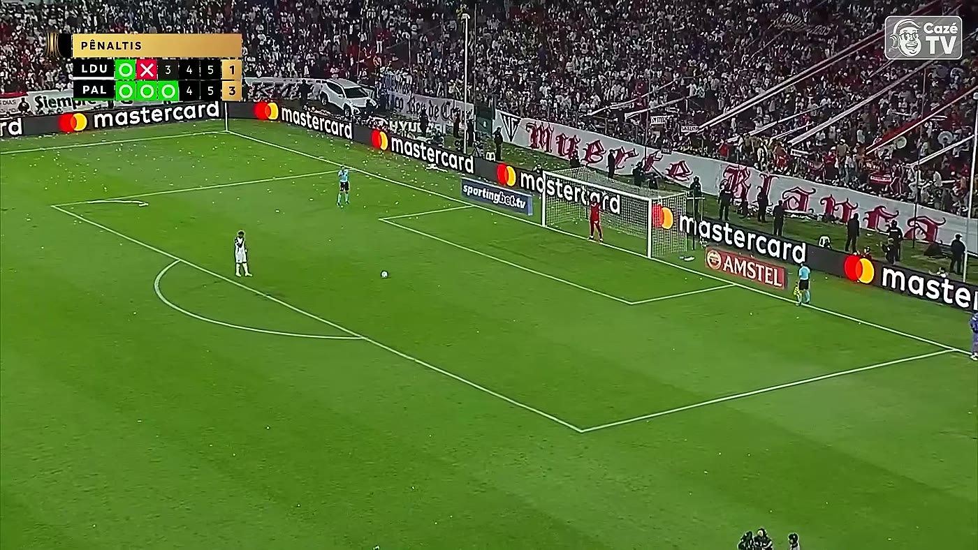 Placar da disputa de pênaltis entre LDU e Palmeiras exibido na transmissão