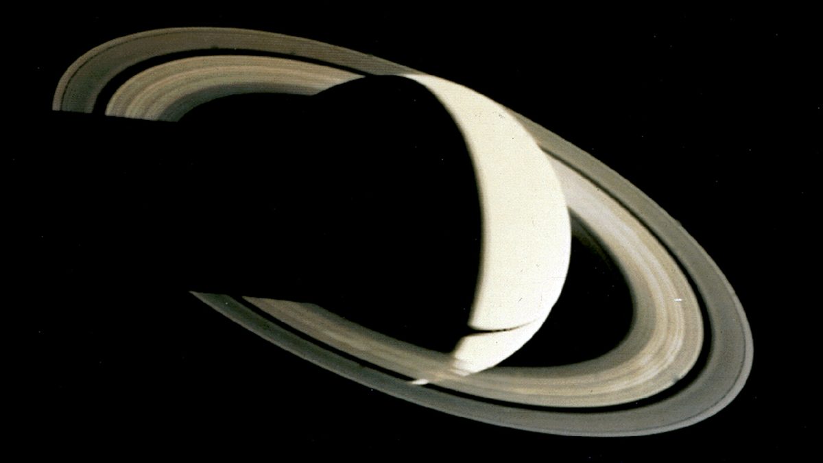 Saturno em crescente visto pela Voyager 1, com a sombra do planeta projetada sobre os anéis