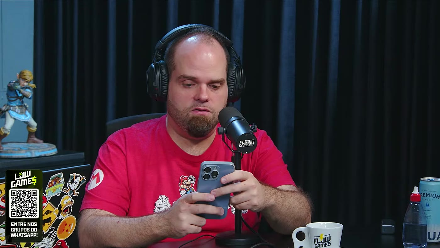Apresentador da Flow Games confere a pré-venda do switch 2 zelda pre venda brasil pelo celular