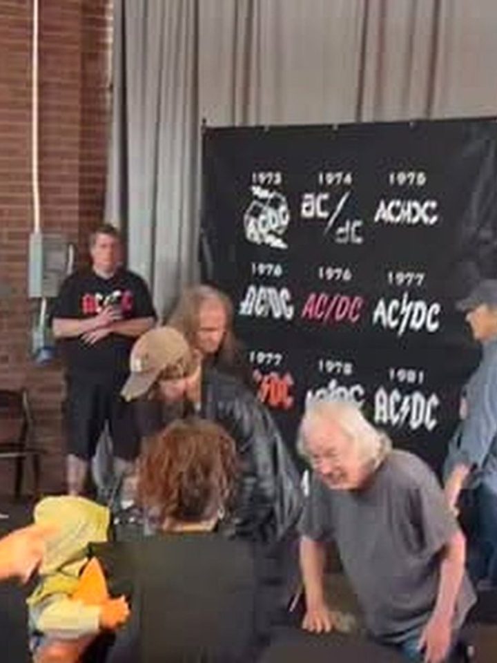 Angus Young autografa bebê no show do AC/DC