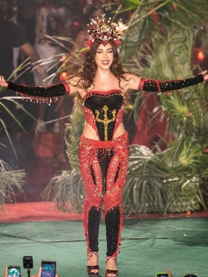 Anitta é coroada na Grande Rio por Eloína dos Leopardos