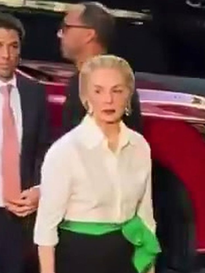 Carolina Herrera, 87 anos, salto de 10 cm