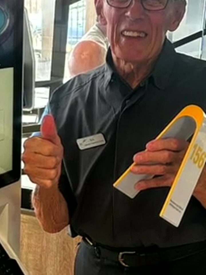 Eric Edwards, 91 anos, trabalha no McDonald's