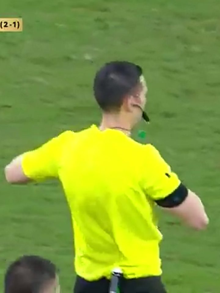 Jorginho expulso por cotovelo em Alcívar