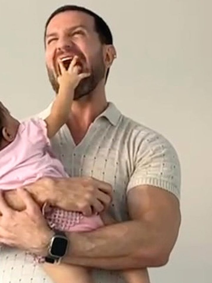 Professor com bebê no colo em aula no Piauí