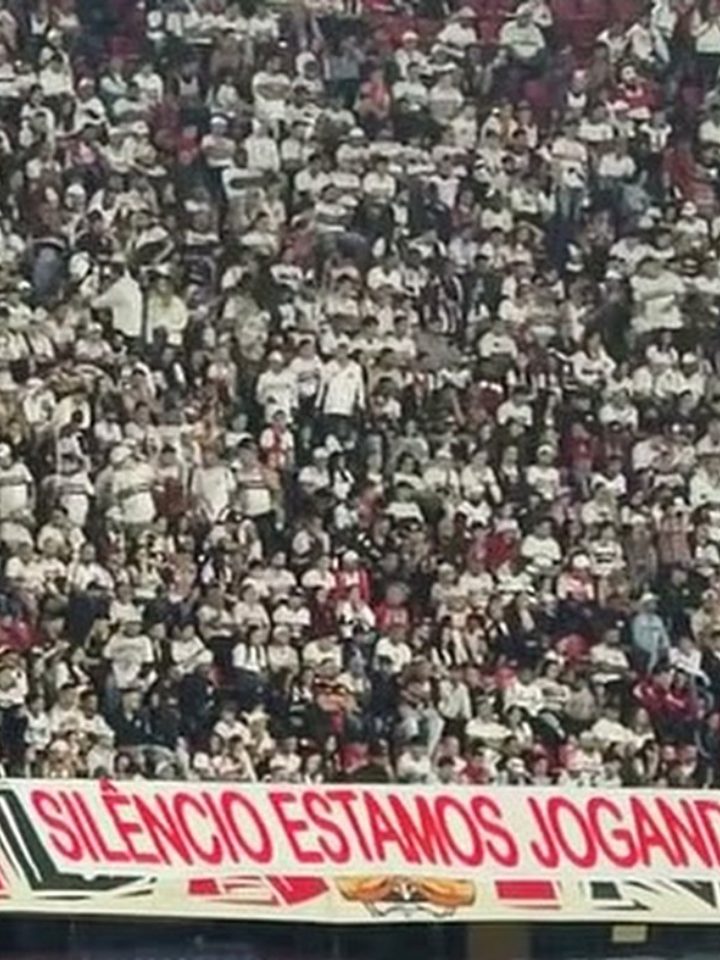 Torcida do São Paulo faz protesto silencioso no Morumbis