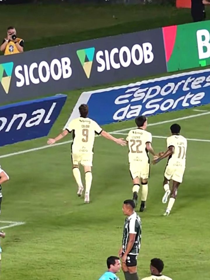 Vasco 5 a 0 no Coritiba tira o time da zona do Z-4