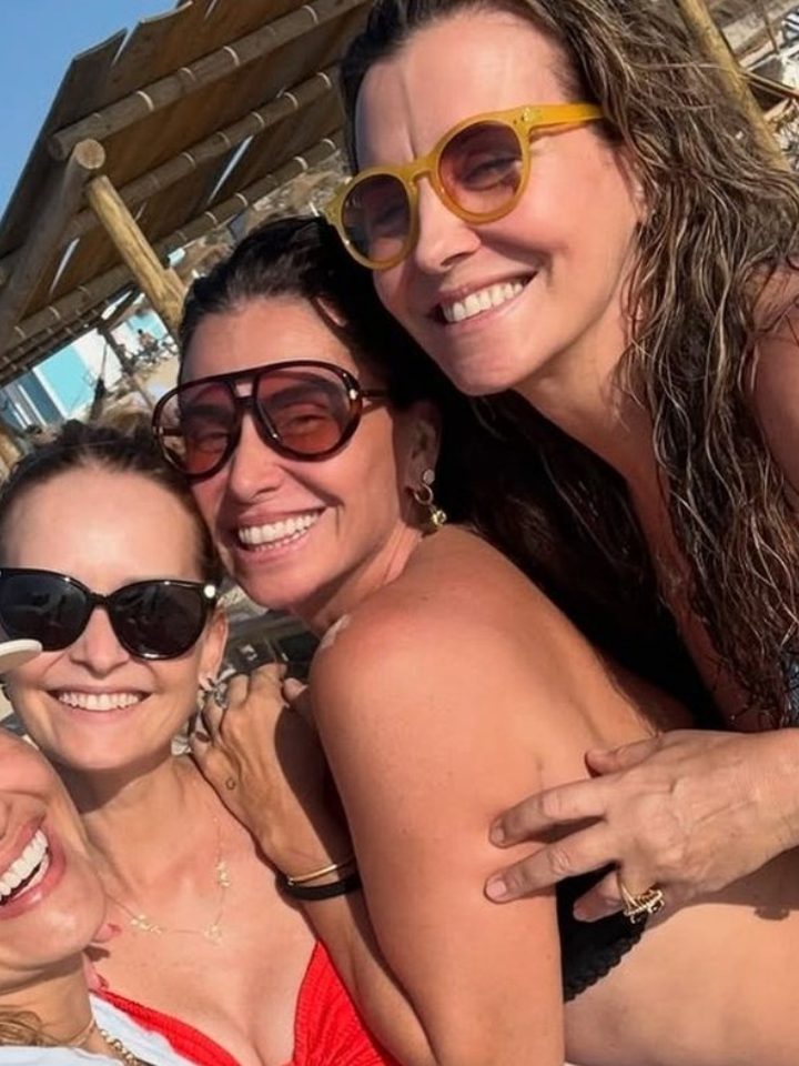 Giovanna Antonelli reúne amigas em praia na Espanha